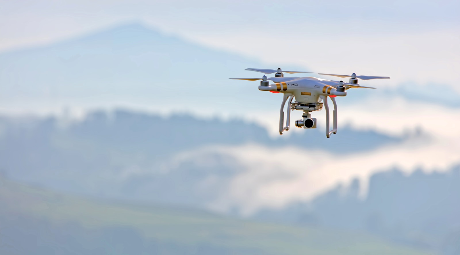 un drone volant dans un ciel bleu